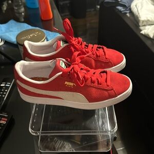 Red puma classics size 7. With clear shoe box